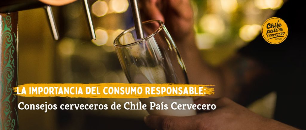 Mano sirviendo cerveza en vaso desde un schop, representando consejos de consumo responsable en la cultura cervecera chilena.