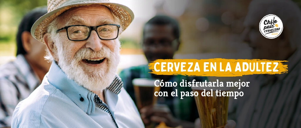 Adulto mayor disfrutando cerveza en un contexto social y responsable