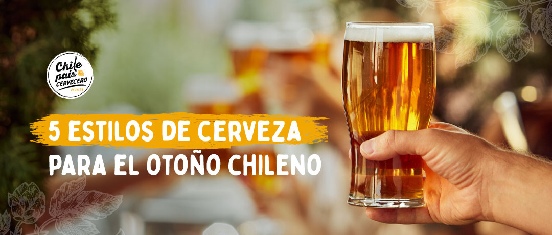 Mano sosteniendo vaso de cerveza ámbar con fondo desenfocado de jardín otoñal